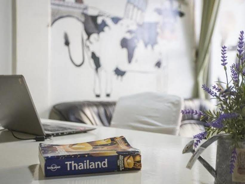 Mad Cow Hostel Bangkok Exteriör bild