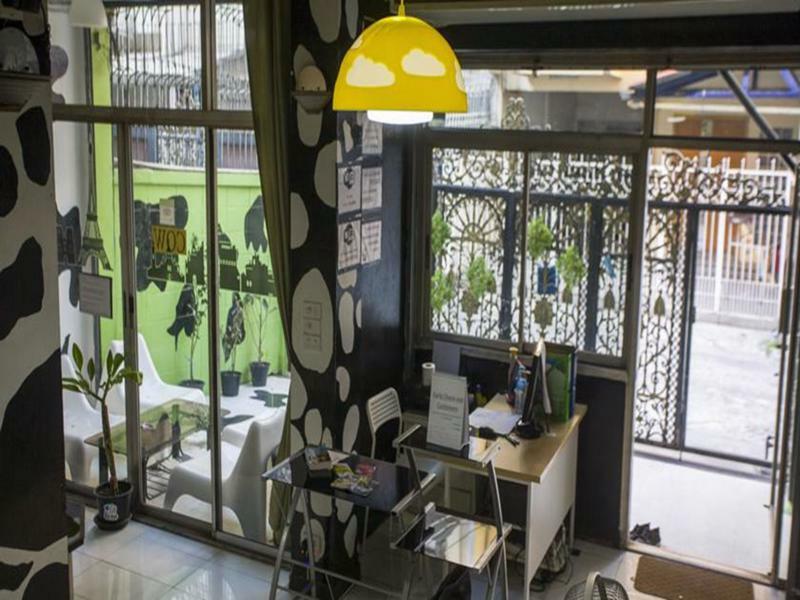 Mad Cow Hostel Bangkok Exteriör bild