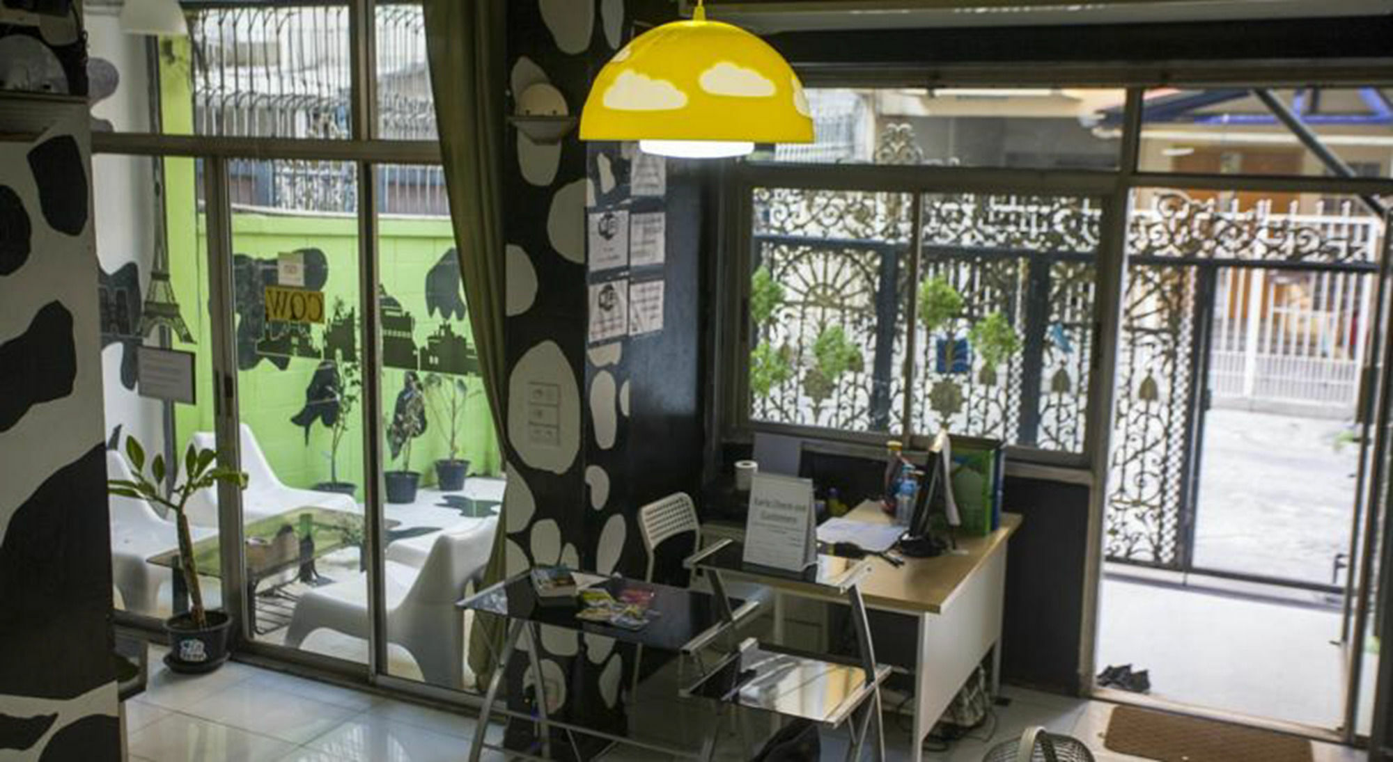 Mad Cow Hostel Bangkok Exteriör bild