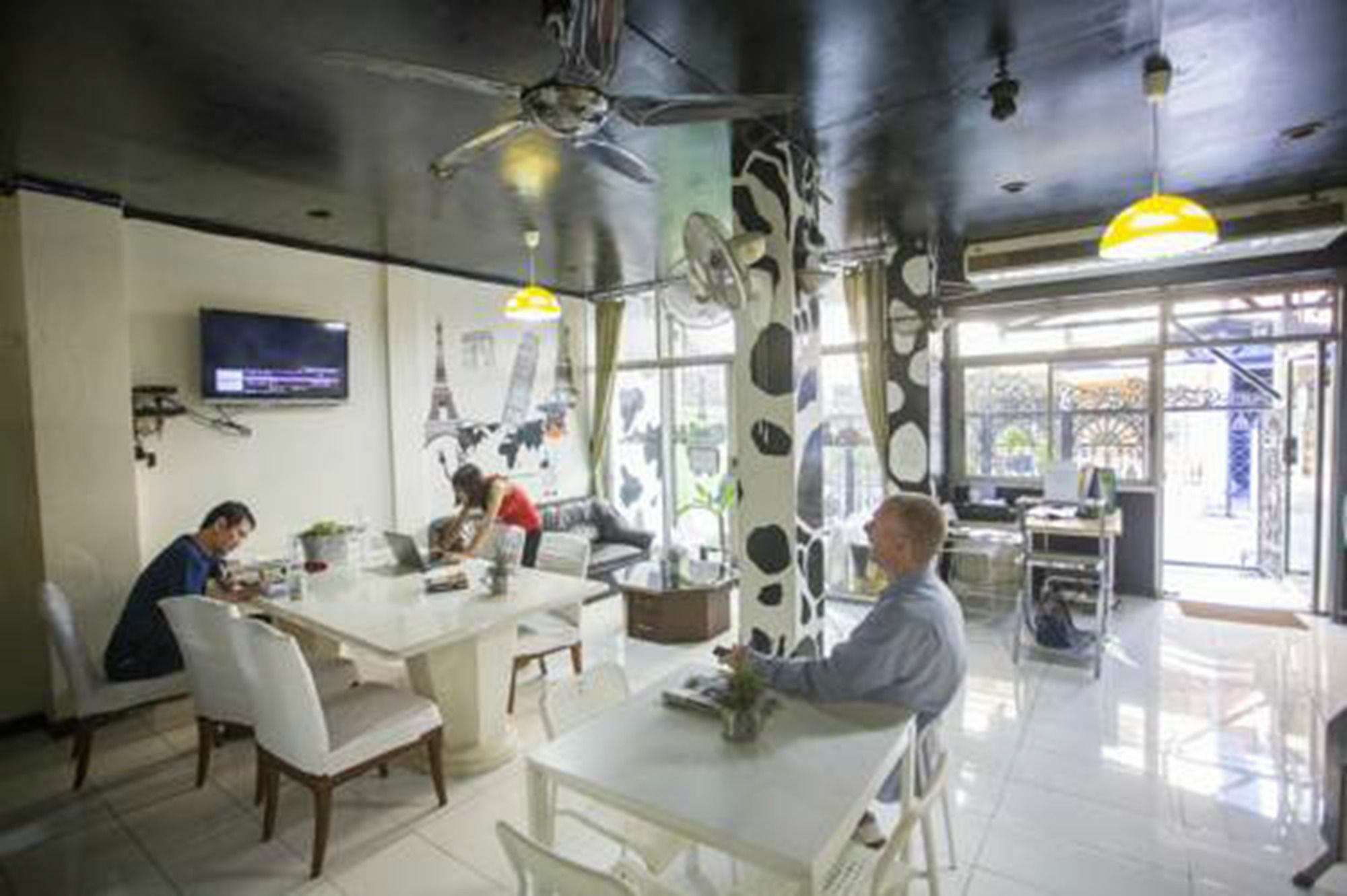 Mad Cow Hostel Bangkok Exteriör bild